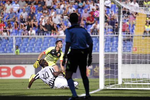 Il portiere genoano guarda il pallone entrare. LaPresse